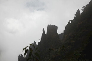 云雾缭绕的奇峰异石