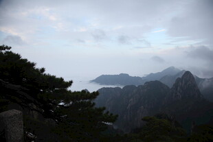 云雾缭绕的壮美山峦景色