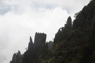 云雾缭绕的雄伟山峰