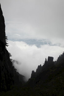 云雾缭绕的峻峭山峰