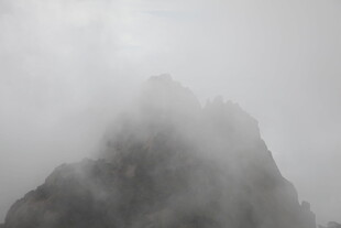 云雾缭绕的巍峨山峰