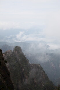 云雾缭绕的壮美山峰