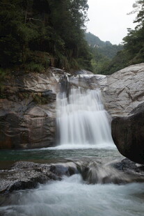 山间瀑布溪流自然美景