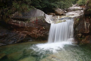 山间清幽小瀑布