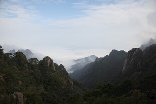 云雾缭绕的壮丽山峦