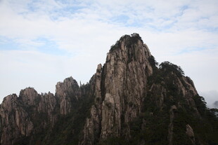 巍峨峻峭的壮丽山峰
