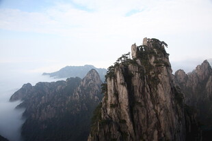 巍峨黄山奇峰云雾缭绕