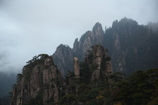 云雾缭绕的壮丽山峰