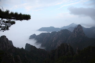 黄山云海中的壮丽山景