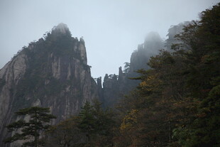 云雾缭绕的壮丽山峰景色