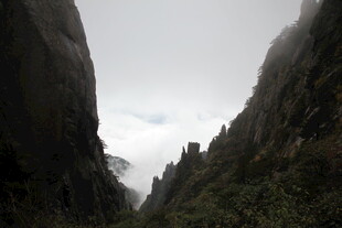 云雾缭绕的险峻山间景观