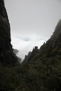 云雾缭绕的山间景色