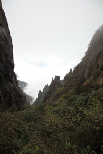 山间云雾缭绕的壮丽景色