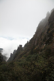 云雾缭绕的险峻山峰