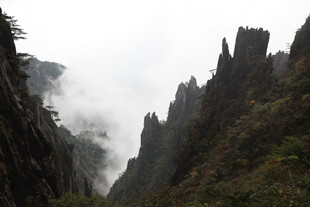 云雾缭绕的壮丽山峰
