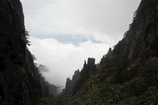 云雾缭绕的壮丽山间景观