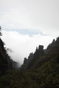 云雾缭绕的壮美山峦