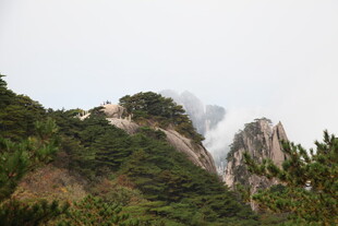 云雾缭绕的壮美山峰