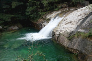 山间翠绿瀑布下的碧潭