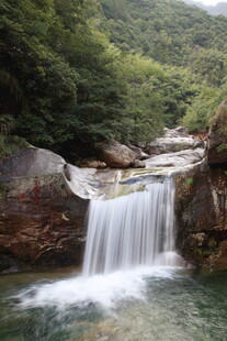 山间瀑布潺潺溪流美景