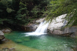 山间清潭瀑布自然美景