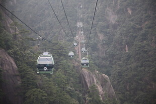 山间缆车穿梭于云雾之中