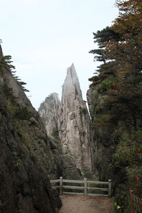 黄山奇峰间的栈道景观