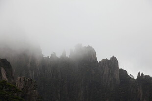 云雾缭绕的险峻山峰