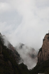 云雾缭绕的壮丽山峰