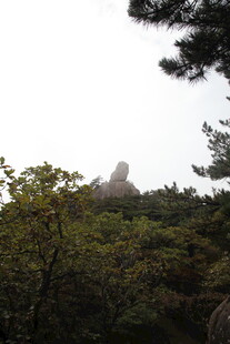 山林间隐约可见的奇特山石