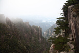 云雾缭绕的险峻山峰