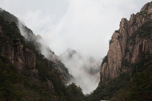 云雾缭绕的壮丽山景