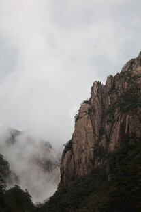 云雾缭绕的险峻山峰