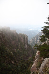 云雾缭绕的壮美山峦景色