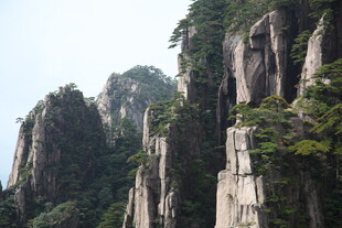 奇峰罗列的壮丽山景
