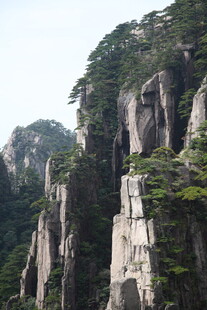 巍峨险峻的壮丽山峰景色