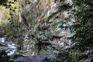 山间溪流旁的嶙峋岩壁