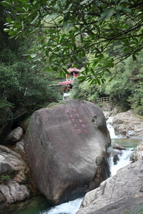 山间溪流旁的巨石与亭阁