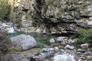 山间清澈溪流与岩石景观