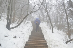 雪中山间步道上的独行者