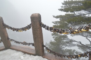 雾中锁链装点的山间护栏