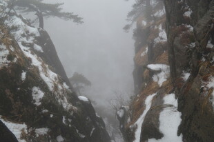 雪覆山峦 云雾缭绕之景
