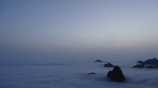 海上晨雾中的礁石景观