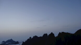 黄昏下的山峦轮廓