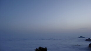 云海中的山峦景致