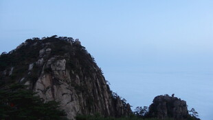 巍峨山峰 尽显自然之壮美