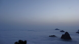 海边暮色中的礁石景观