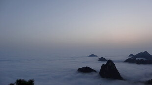 云海中的山峦美景