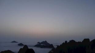 日出云海间的山景风光