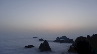 海边暮色中的嶙峋礁石